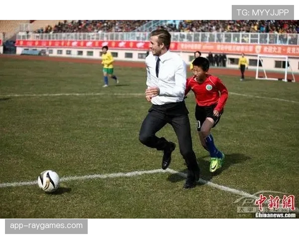 “花絮:维拉公园球场,客队球迷用标语嘲讽主队‘摆大巴’” “花絮:维拉公园球场,客队球迷用标语嘲讽主队‘摆大巴’”